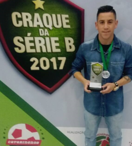 Bruninho, com a premiação. (Foto: Reprodução).
