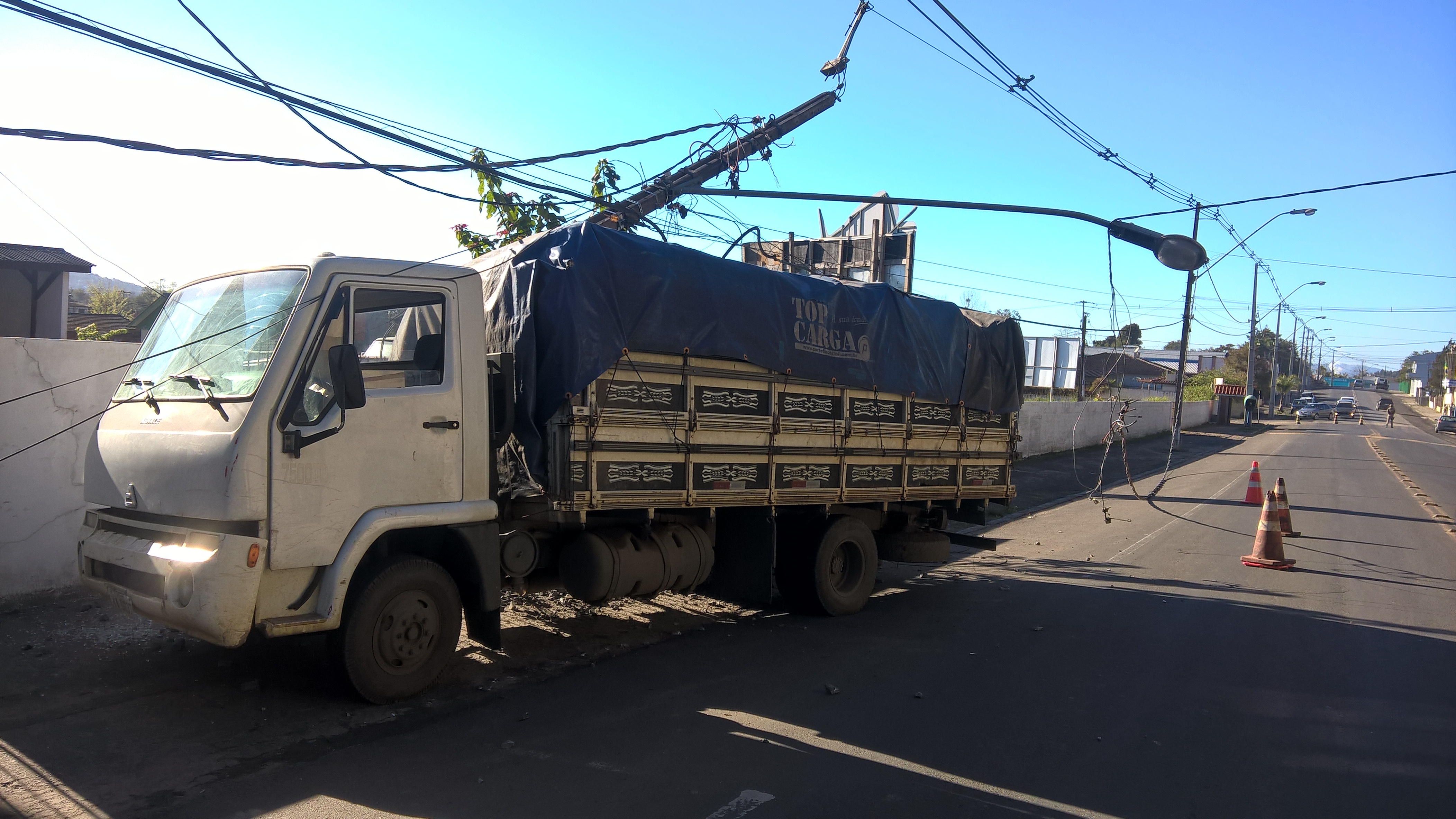 Caminh O Bate Em Poste E Bloqueia Tr Nsito Vvale