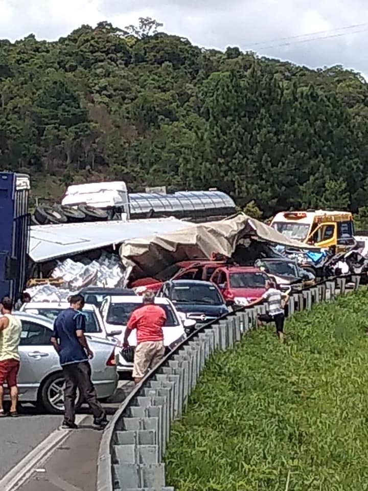 Urgente Acidente Na Br No Pr Deixa Duas Pessoas Gravemente Feridas