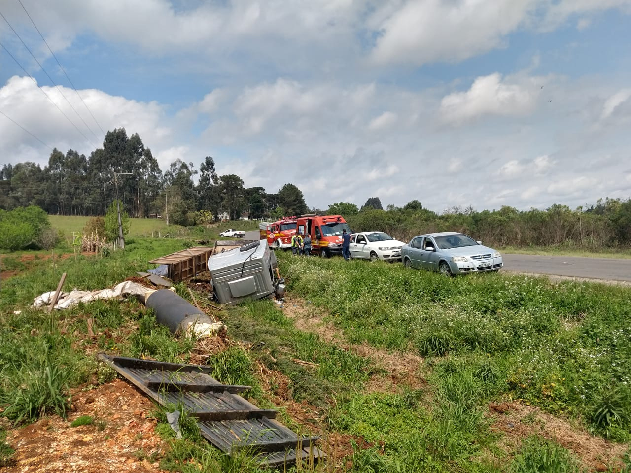 Caminhão sai da pista e tomba na SC 477 Vvale