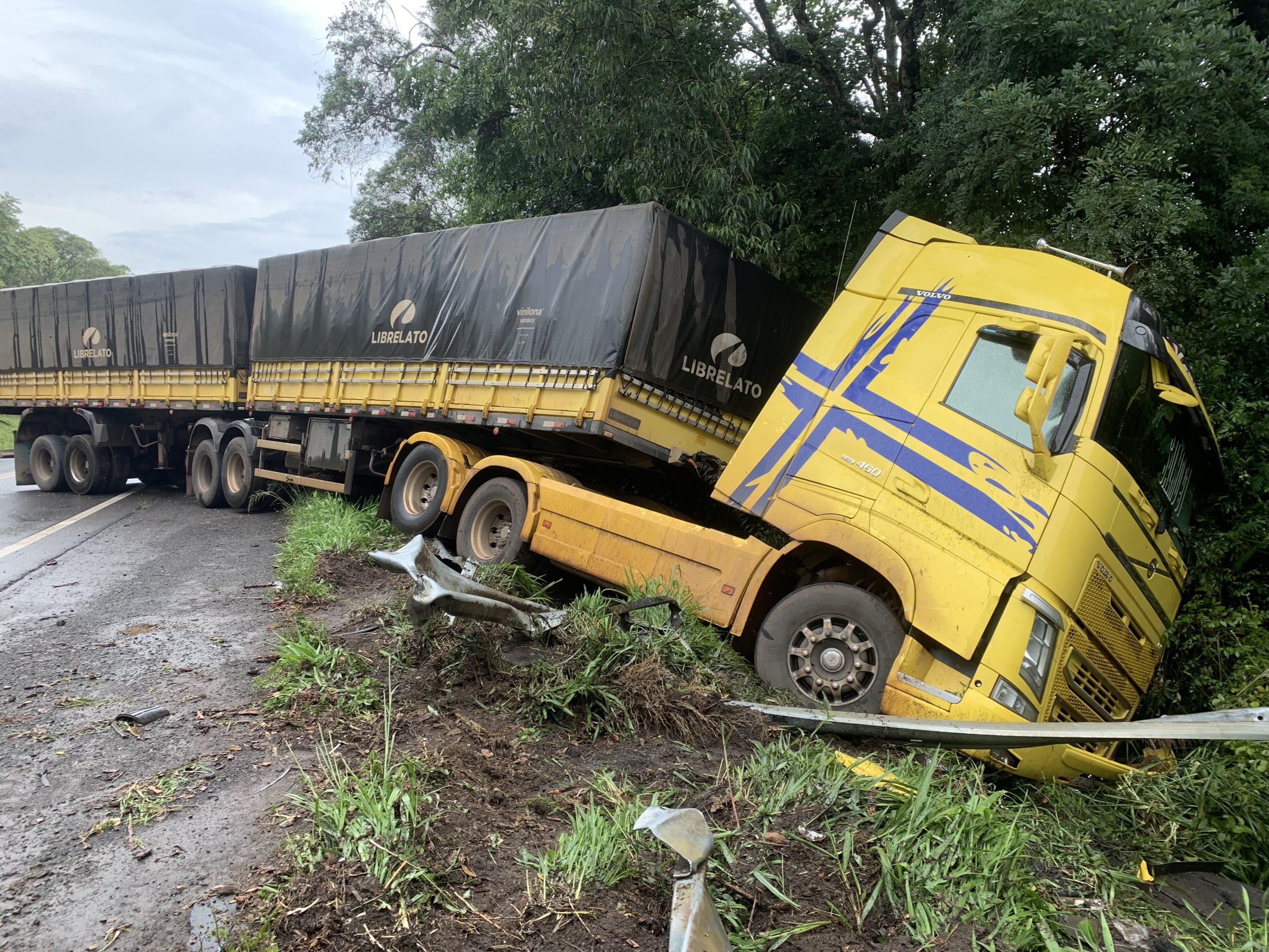 Carreta sai de pista na BR 476 em União da Vitória