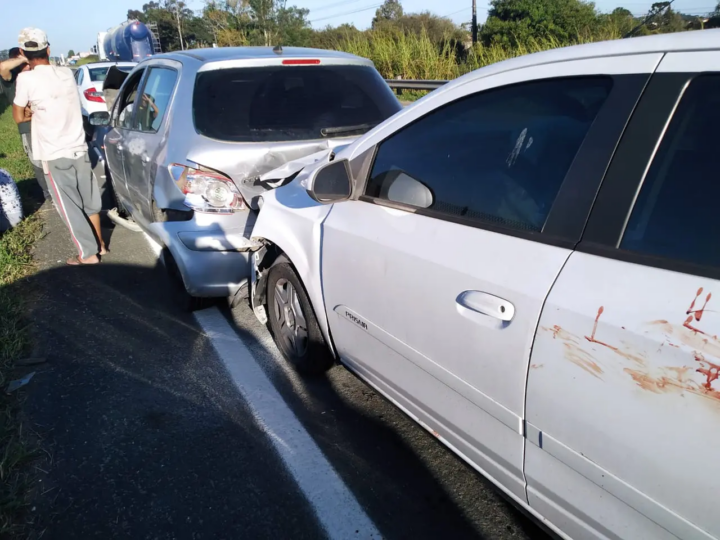 Engavetamento Envolvendo Tr S Carros E Uma Moto Deixa Dois Feridos Na