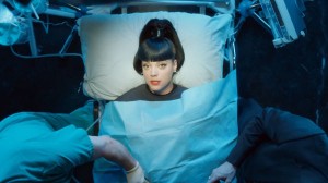 lily-allen-hard-out-here-600x337