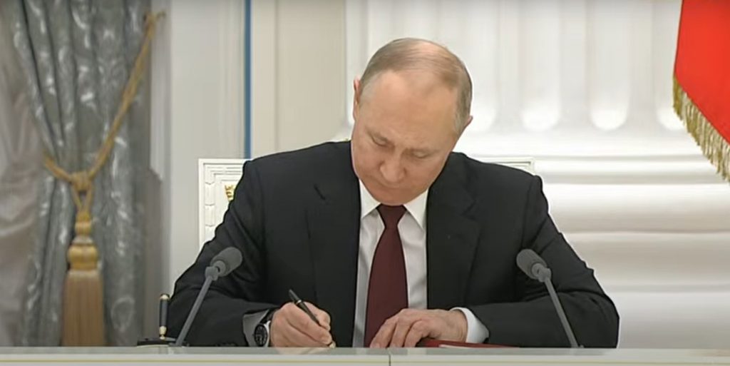 Vladimir Putin assina decreto reconhecendo regiões separatistas da Ucrânia como independentes