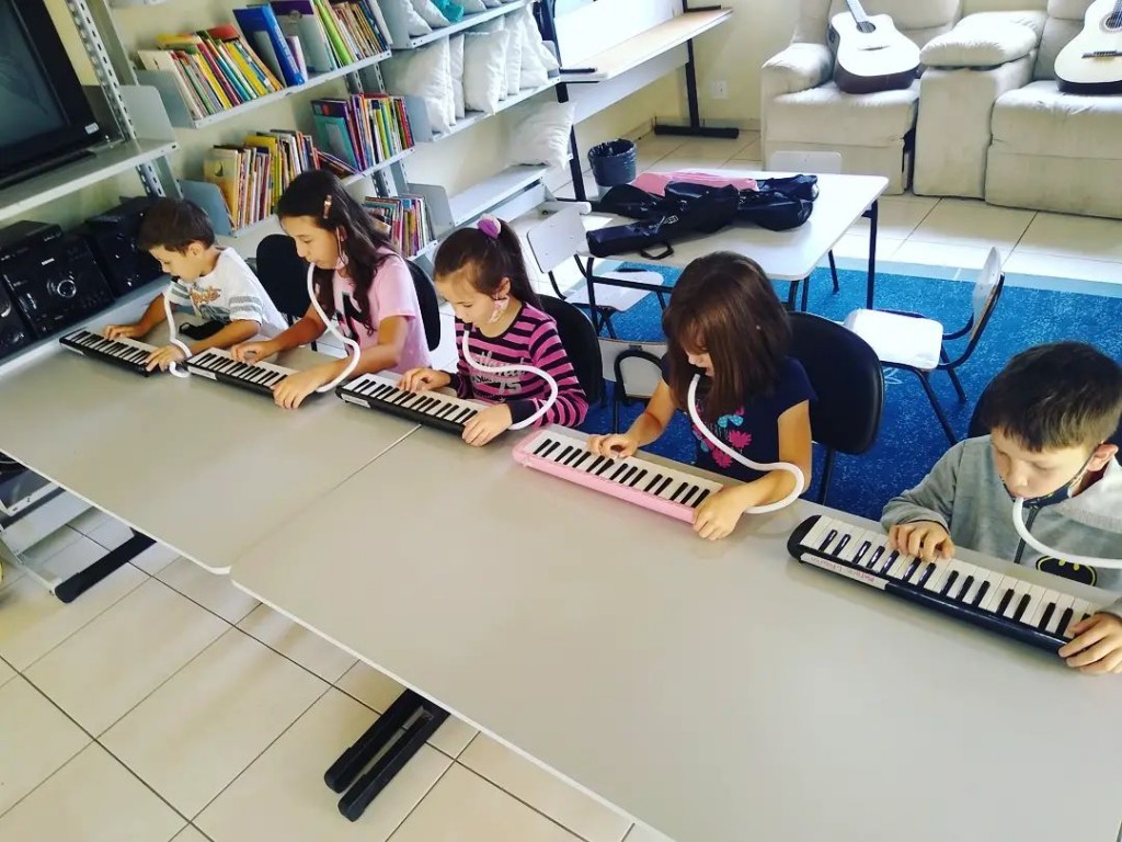 Pequenos Arteiros oferece aulas de música gratuitas
