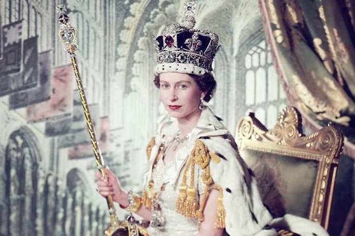 A vida de Elizabeth II nas páginas de O Comércio