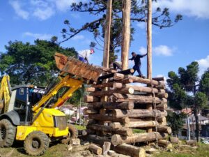 Fogueira já está sendo montada para a 86ª Festa de São Pedro e São Paulo