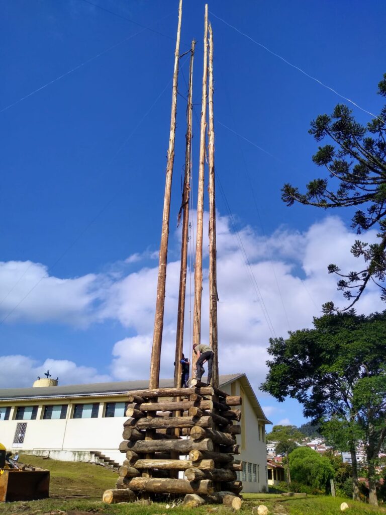 Fogueira já está sendo montada para a 86ª Festa de São Pedro e São Paulo