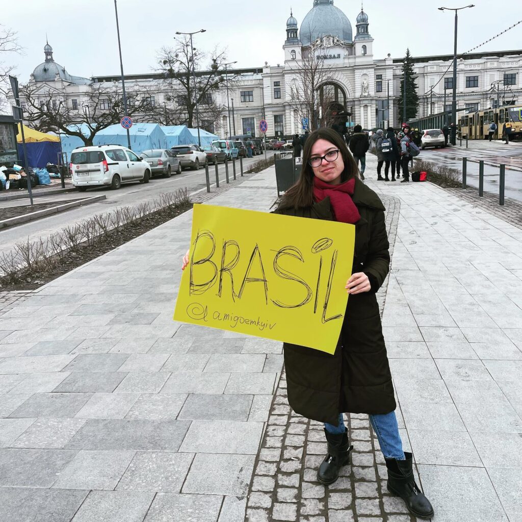 Conheça Olena Vladyka, jovem que ajuda brasileiros a encontrarem parentes na Ucrânia