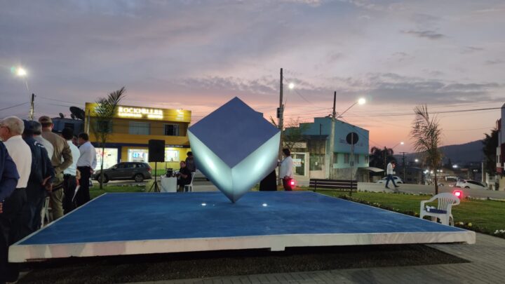 'Praça do Cubo' é renomeada em homenagem ao criador da escultura