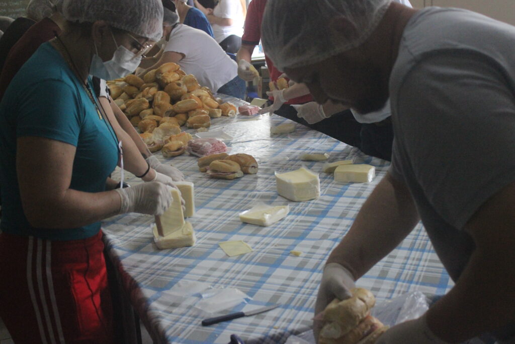 Voluntários criam Batalhão do Bem para distribuir café da manhã para alojados
