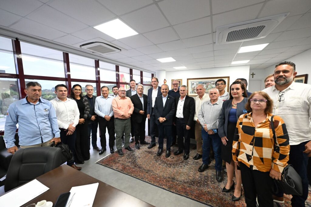 Governador recebe acordo para reajuste do piso salarial regional de SC