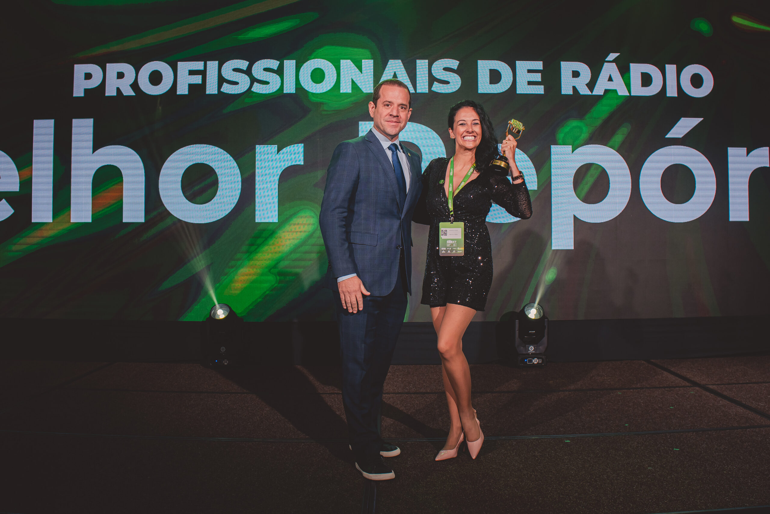 Wannessa Stenzel conquista Microfone de Ouro na categoria repórter de rádio