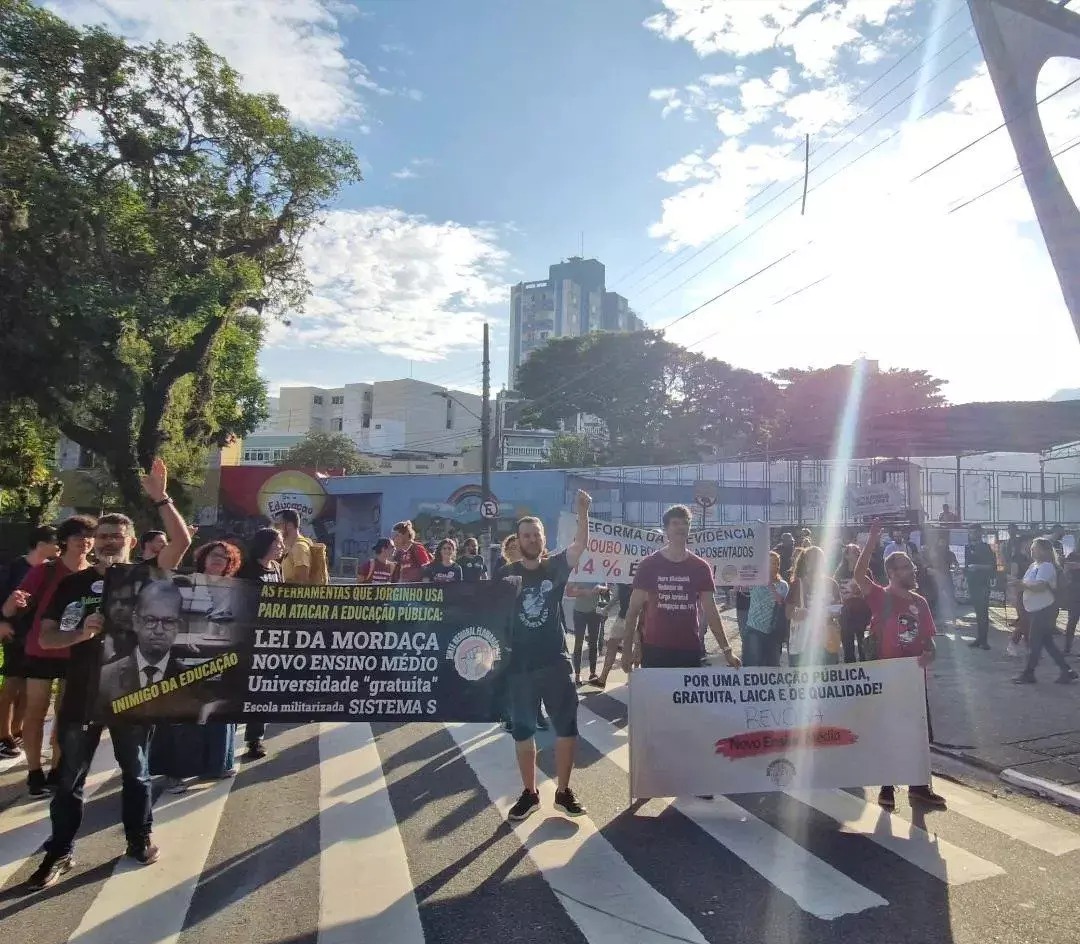 COLUNA PELO ESTADO: Governador reconsidera, mas greve continua