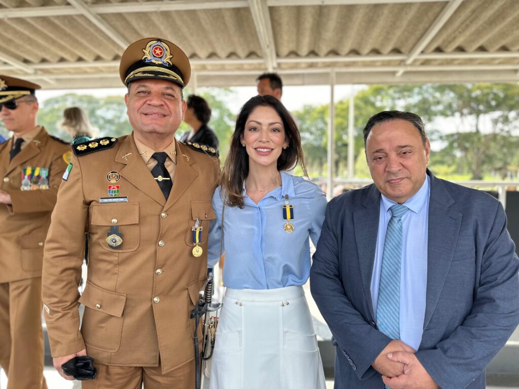 Gabi Bakri recebe medalha da PM pelo trabalho em favor da segurança na região