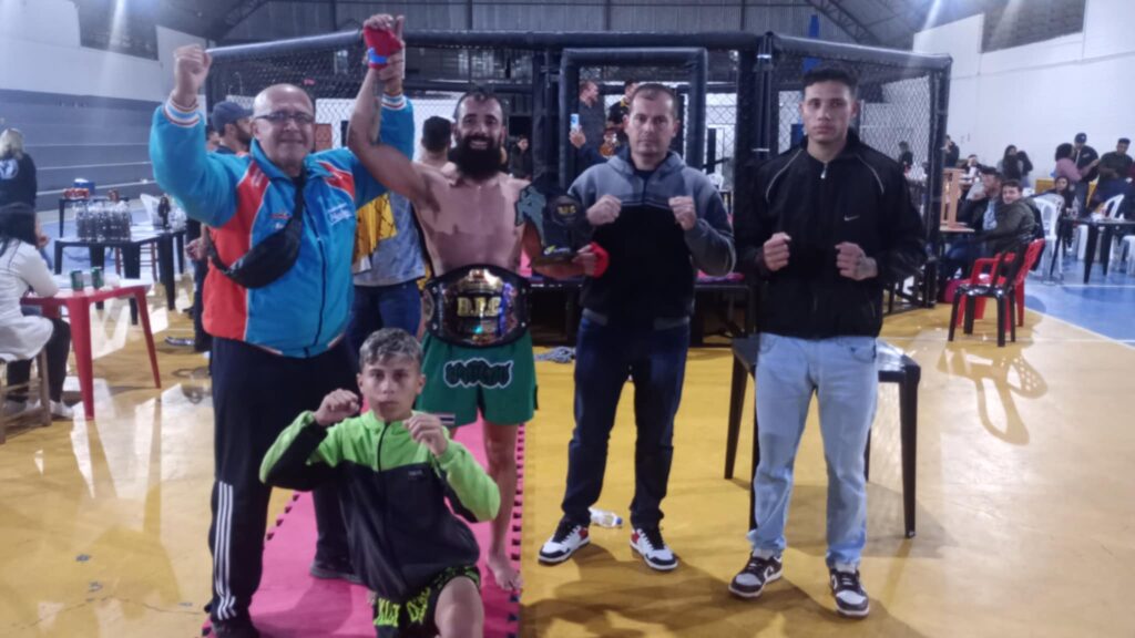 Esportes: pódios no Muay Thai, medalhas no volêi e decisão no varzeano