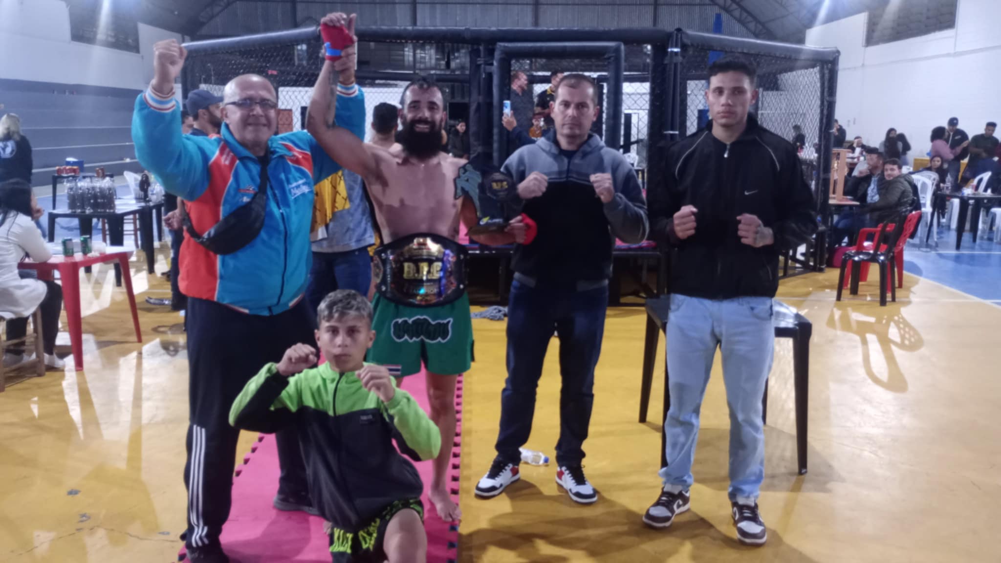 Esportes: pódios no Muay Thai, medalhas no volêi e decisão no varzeano