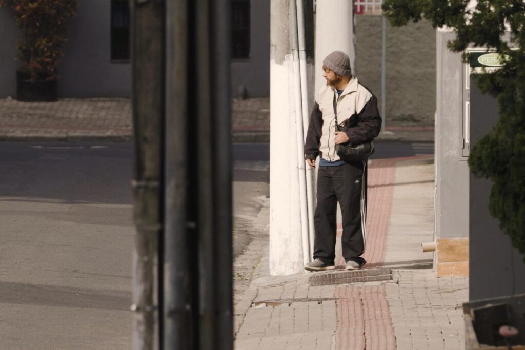 COLUNA PELO ESTADO: Prefeito se disfarça para tentar encontrar solução de problema da cidade