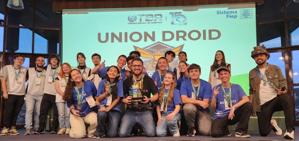Jovens do Vale do Iguaçu conquistam primeiro lugar em torneio de robótica