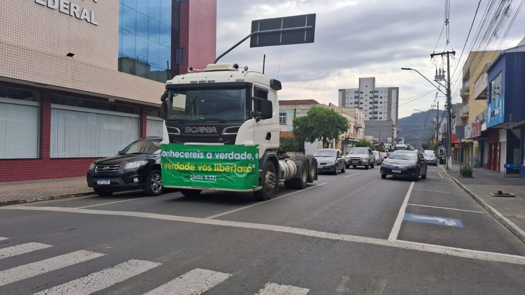 Manifestantes pedem respeito à Constituição em ato no Vale do Iguaçu