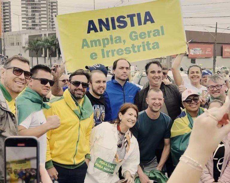 COLUNA PELO ESTADO: Manifestação une filhos de Bolsonaro em SC