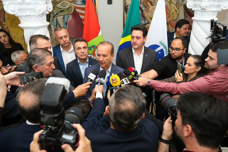 COLUNA PELO ESTADO: Encontro centro-direita busca soluções para o país