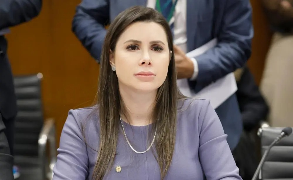 COLUNA PELO ESTADO: Carol De Toni abre mão de liderança por Eduardo Bolsonaro