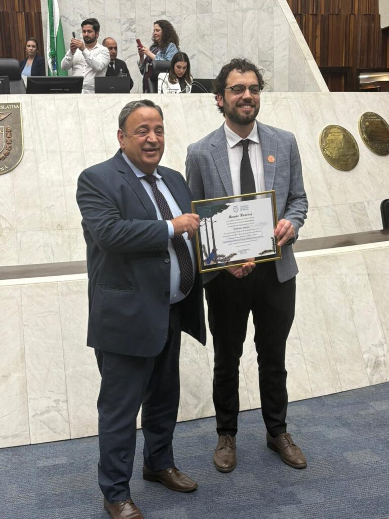 União-vitoriense é homenageado na Alep por incentivar leitura em presídios