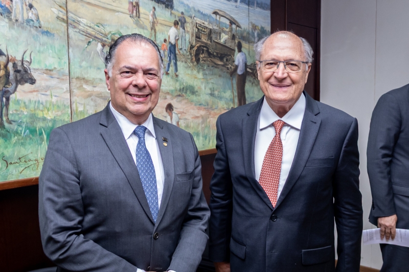 COLUNA PELO ESTADO: Presidente da Fiesc pede madeira como prioridade em exceções