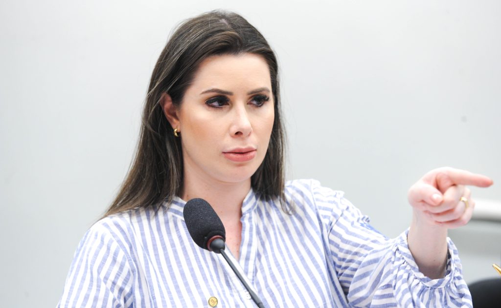 COLUNA PELO ESTADO: Carol De Toni fora do PL e com apoio de Bolsonaro