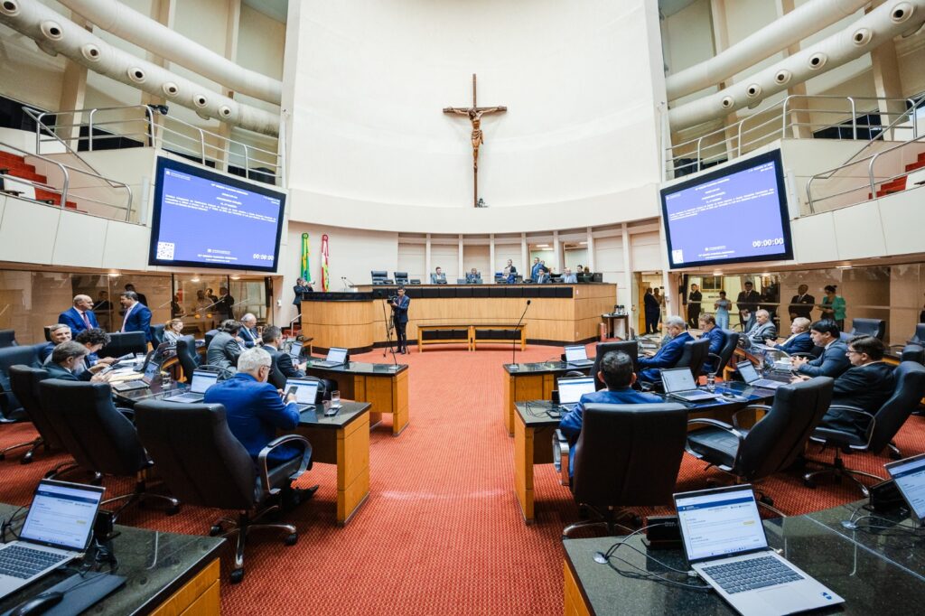 COLUNA PELO ESTADO: Aprovados projetos que em nada contribuem com a sociedade