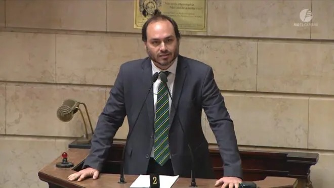 COLUNA PELO ESTADO: Após renunciar no RJ, Carlos Bolsonaro aterrissa em Santa Catarina