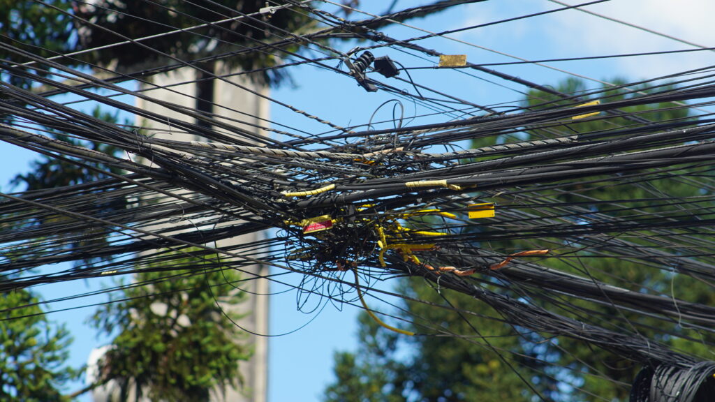 Cabos e fios soltos nos postes exigem responsabilidade compartilhada