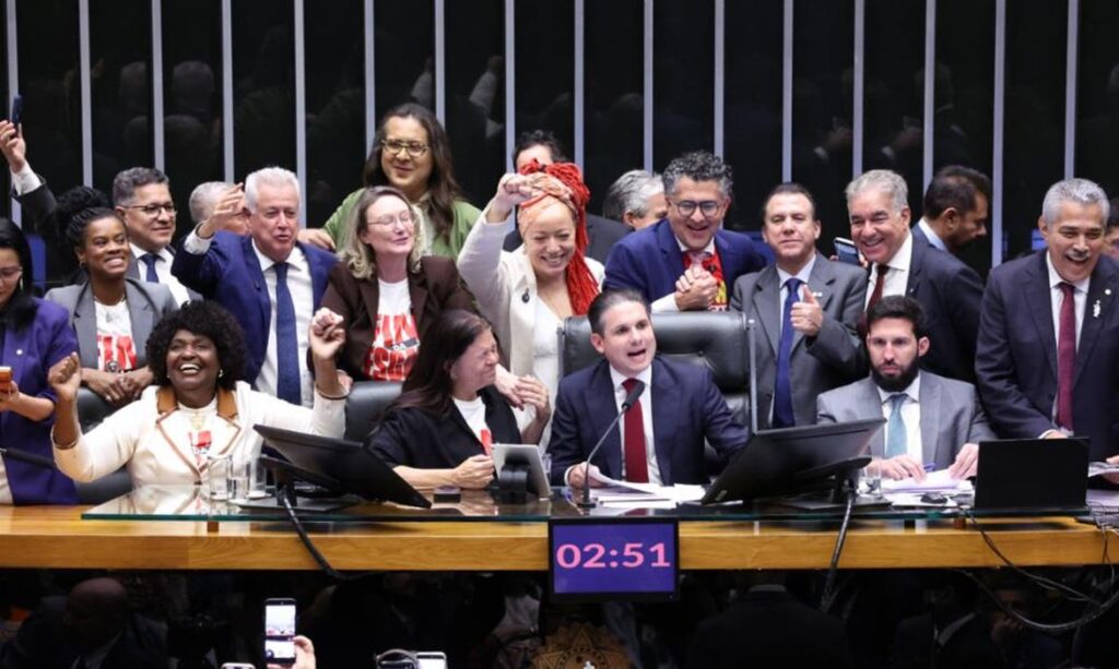 COLUNA PELO ESTADO: Maioria catarinense em Brasília votou compra PEC 5x2
