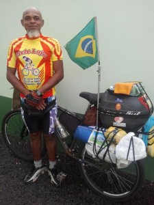 Aventureiro da bicicleta passa por União da Vitória