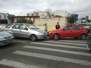 Motoristas continuam confusos com mão única na rua Dr. Cruz Machado