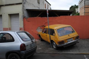 Brasília perde os freios e bate em muro de estacionamento no centro de Porto União