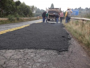 Prefeitura de Porto União tapa buracos da BR-280