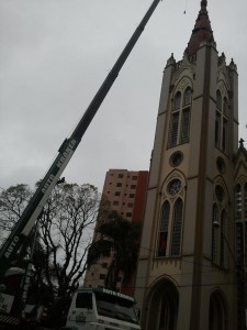 Guindaste coloca vigas no telhado da Catedral Sagrado Coração de Jesus