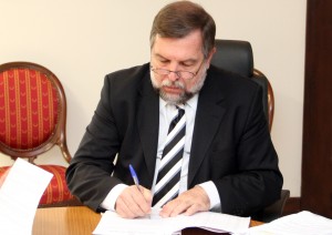 Arns sanciona lei que concede reajuste de 5,1% para os servidores estaduais