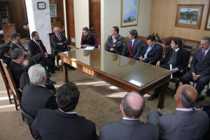 TCE firma parceria com entidades   que representam os jornais  do Paraná
