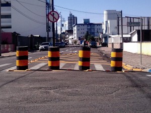Tubos de concreto impedem o tráfego na Dr. Cruz Machado em União da Vitória