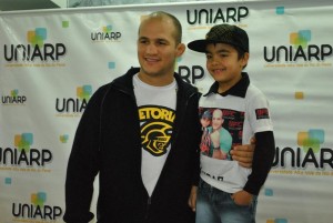 Campeão mundial de UFC, Júnior Cigano, visita Caçador