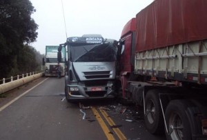 iveco-caminhão-jangada Caminhões batem na ponte do Jangada