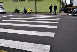 Pedestres desprezam Leis de Trânsito