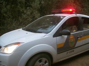 PM contém tentativa de saque  a carga de caminhão tombado