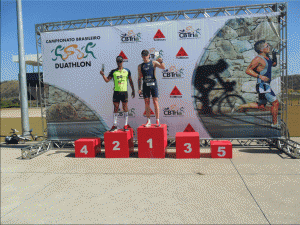 Triatleta Luis Adriano Stenzinger no pódio após a vitória2 Triatleta de União da Vitória é líder do brasileiro