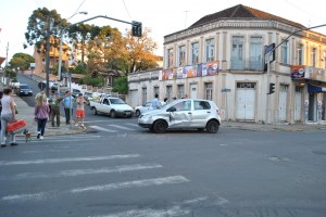 Avanço de sinal causa acidente