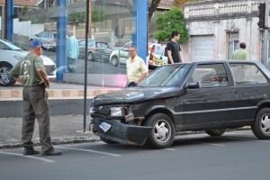 Avanço de sinal causa acidente