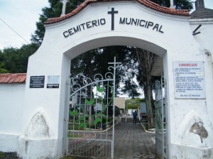 Cemitério Municipal de Porto União registra presença de poucas pessoas durante a limpeza dos jazigos